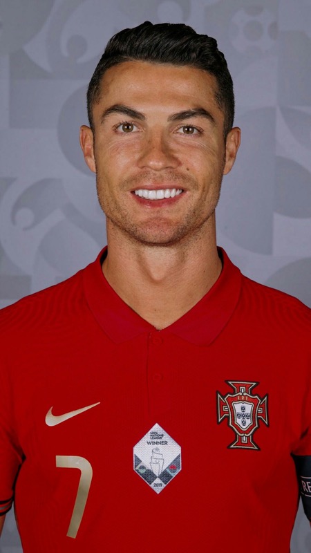 Ronaldo starting photo, not an AI result